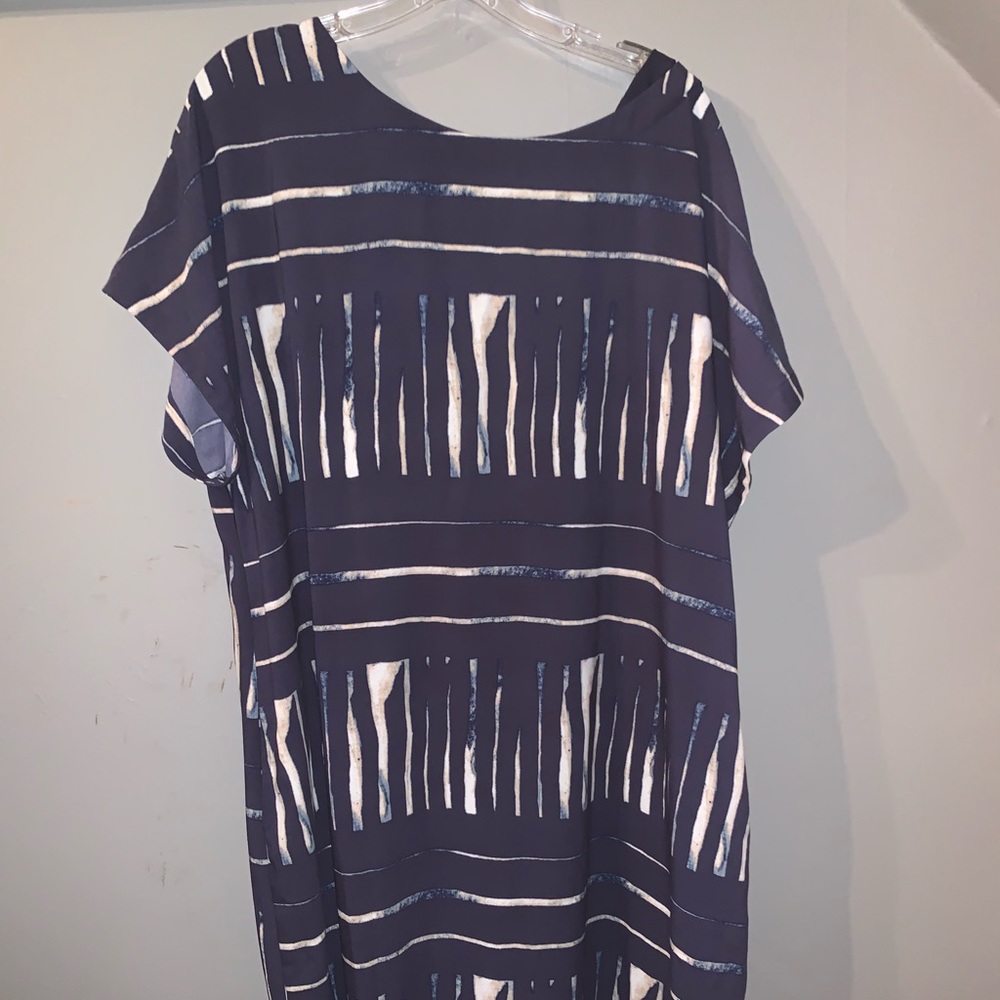 Short sleeve key hole back dress